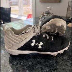 Under Armour Spikes Kids Black and white Athletic Cleats Size 6Y
